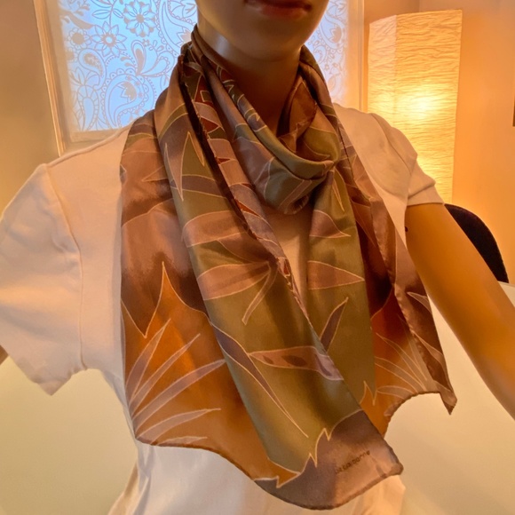 Vintage Liz Claibourne Neutral Leaves Scarf - Picture 4 of 5